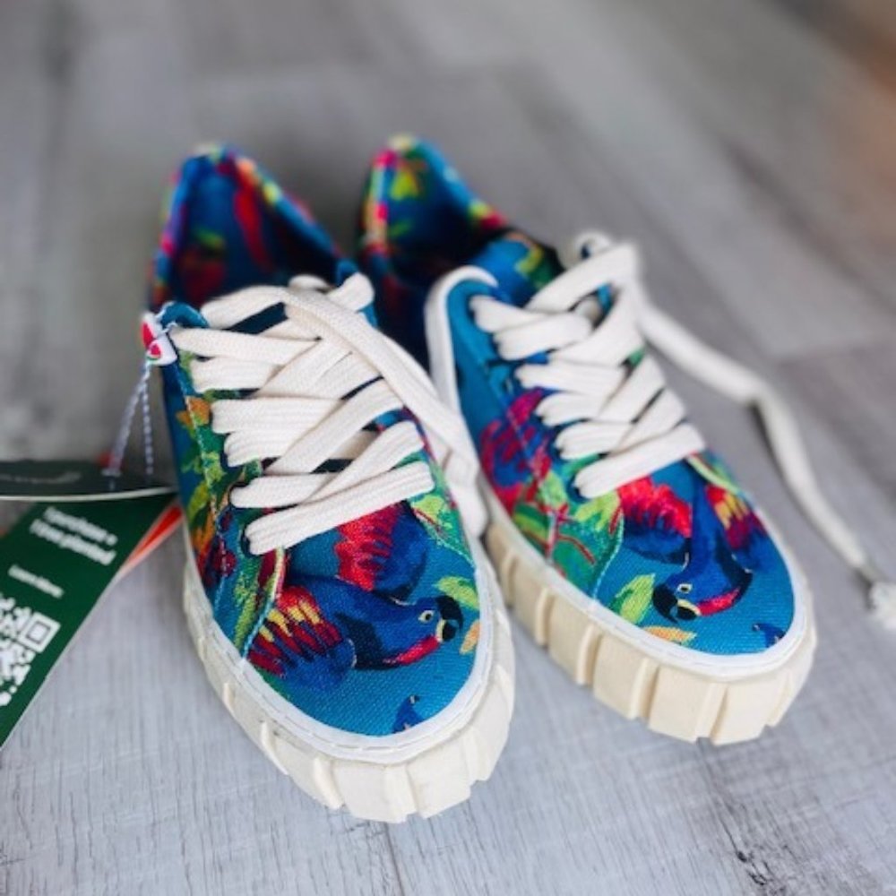 PRICE DROP ! Blue Macaw Platform Sneaker FARM RIO New With Tags NWT Size 6